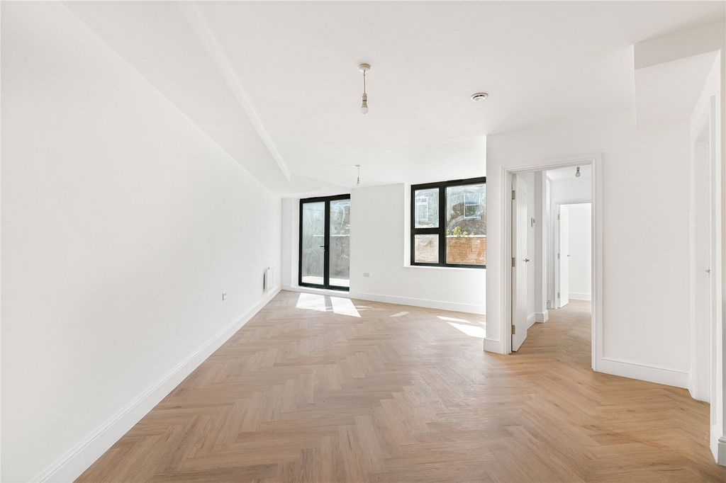 Property photo 2 of 33 Reception/Kitchen