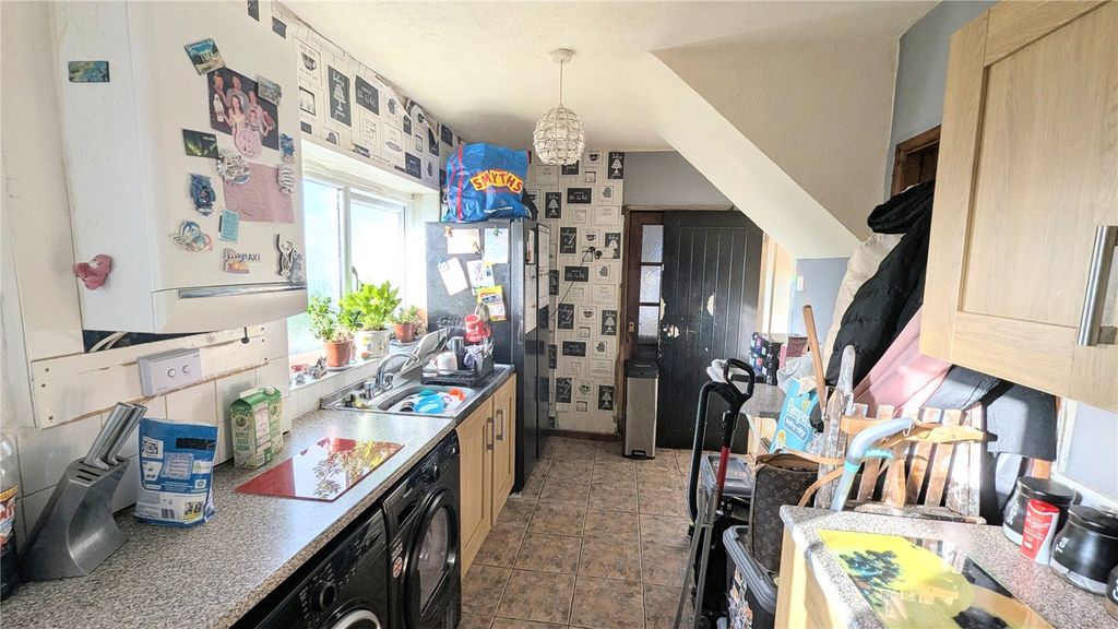 Property photo 3 of 8 Kitchen