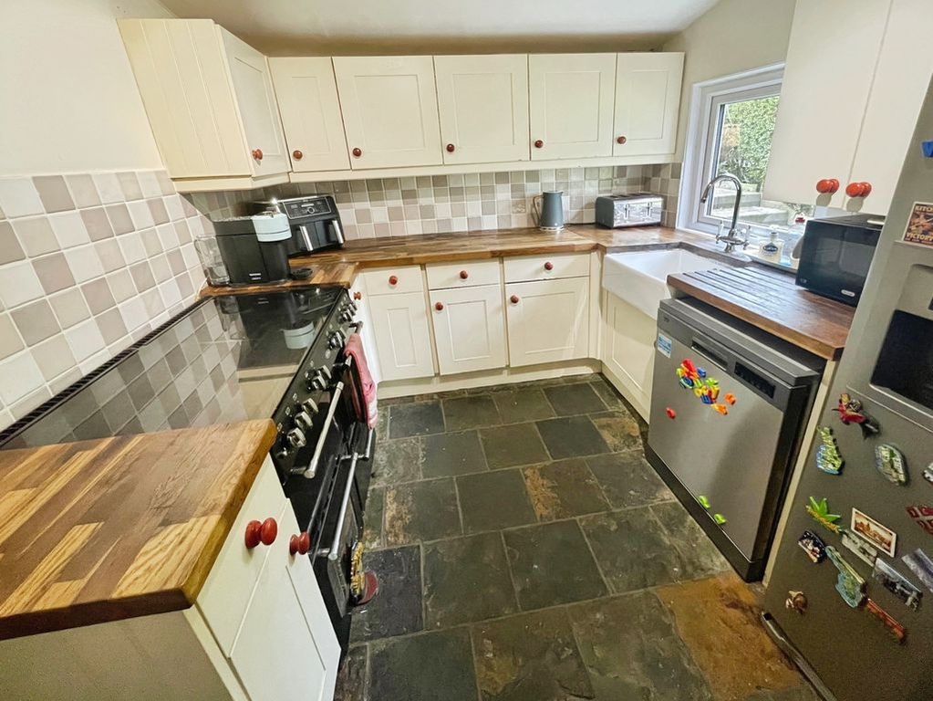 Property photo 3 of 28 Kitchen