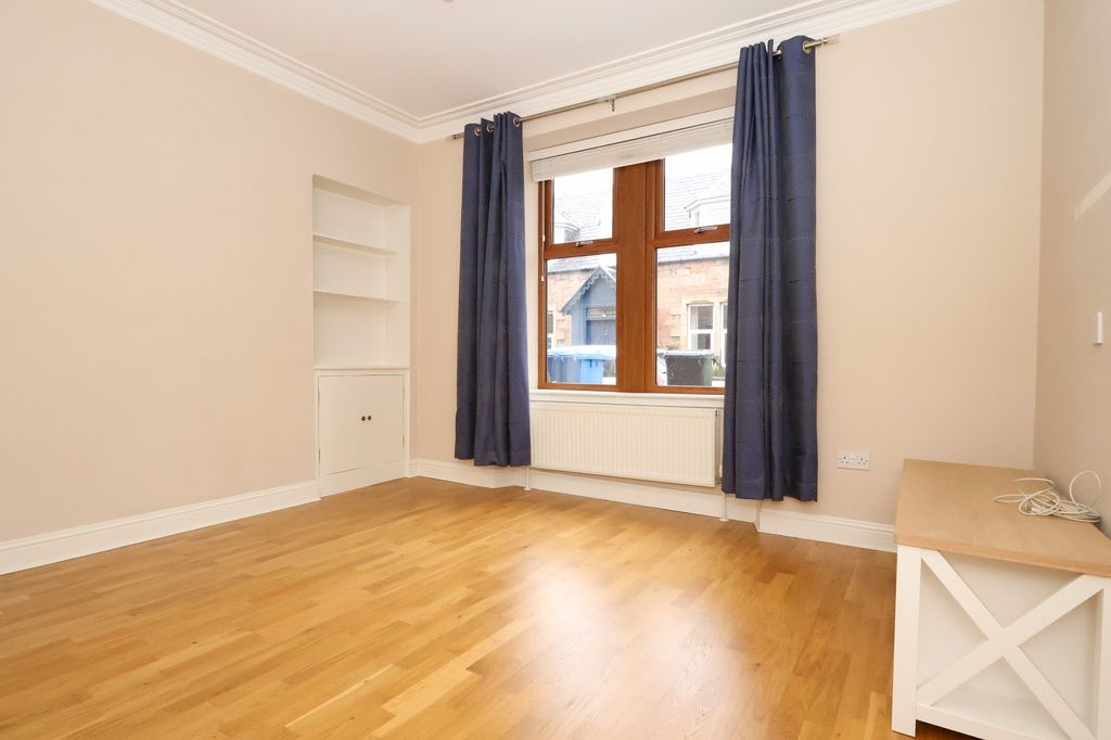 Property photo 3 of 16 Lounge