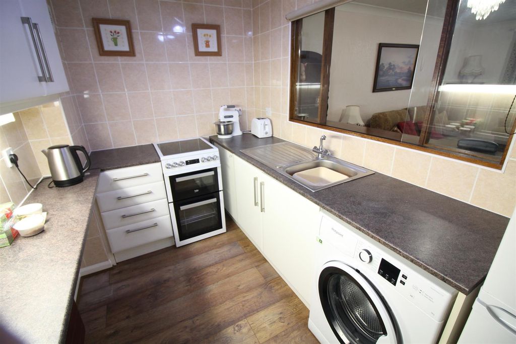 Property photo 3 of 7 Kitchen