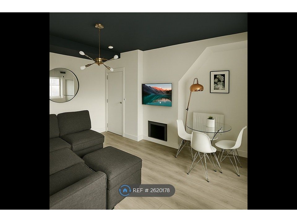 Property photo 1 of 12 Lounge