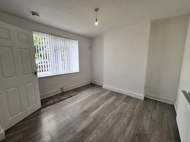 Property photo 2 of 8 4 Doncaster Grove Lounge.Jpg
