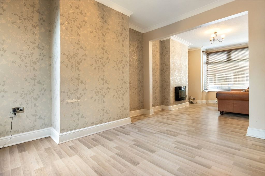 Property photo 3 of 14 Lounge