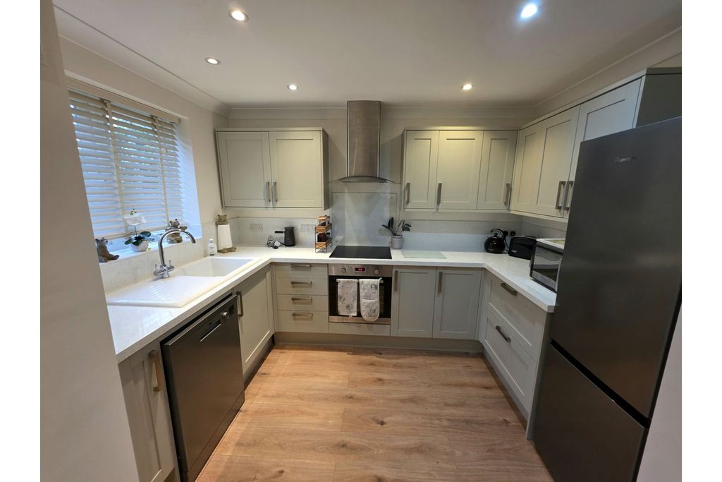 Property photo 3 of 8 Kitchen