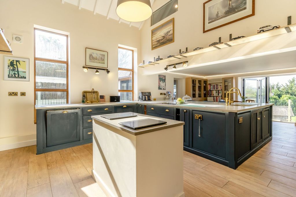 Property photo 3 of 32