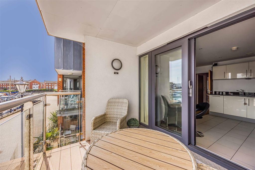 Property photo 3 of 17 16 Seagers Court, Old Portsmouth-Small-Porticomark