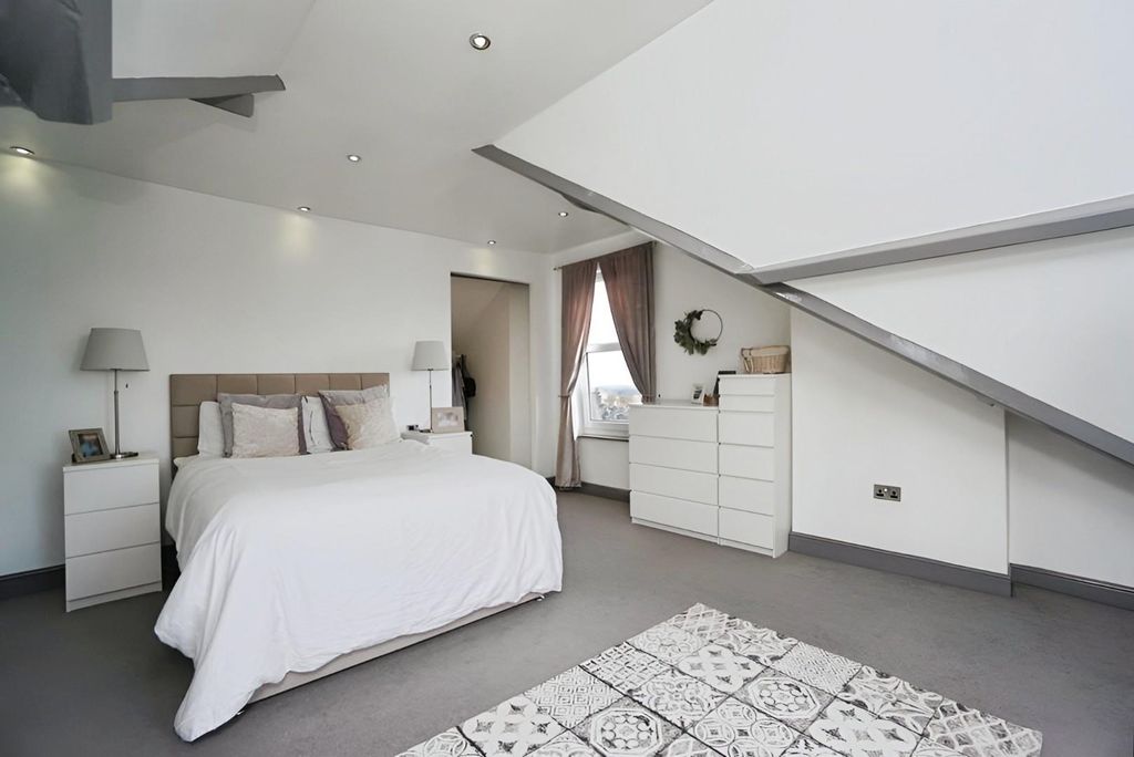 Property photo 1 of 16 Bedroom 1