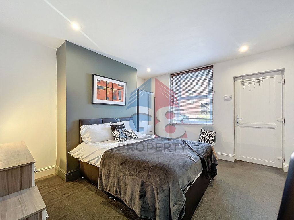 Property photo 1 of 18 5 Bed HMO - Corporation Street, Barnsley