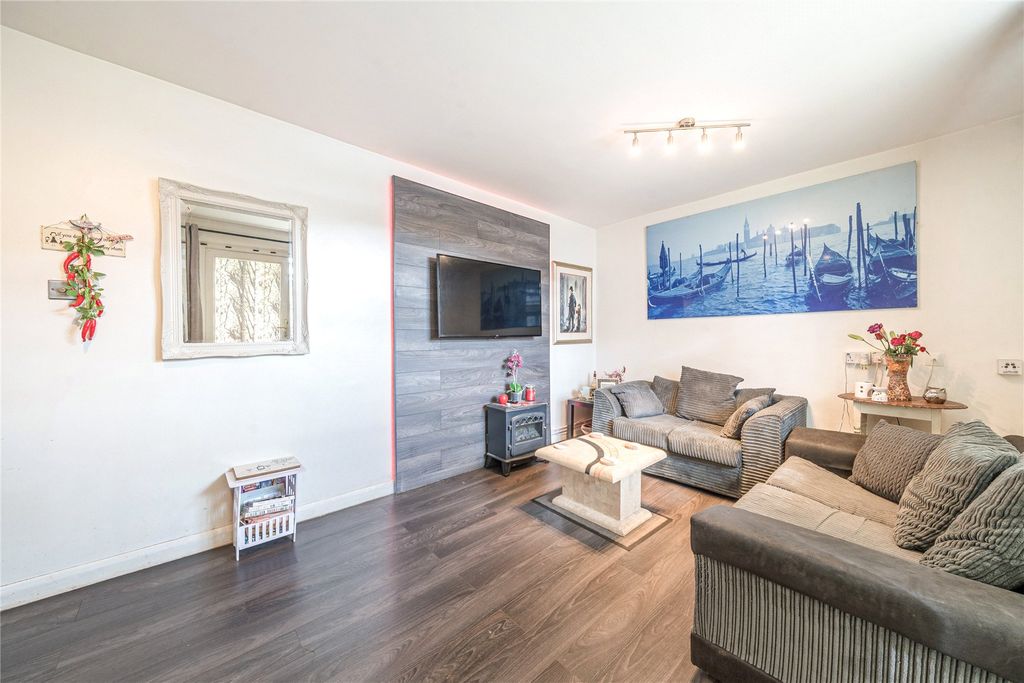 Property photo 2 of 21 Living Room