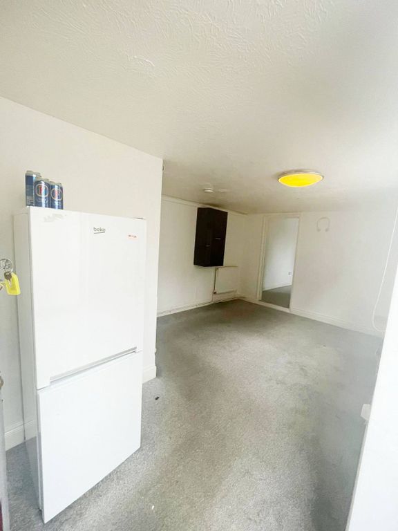Property photo 1 of 5 1-Bedroom Flat Â€“ Bridge Road, Grays Rm17 6Bu