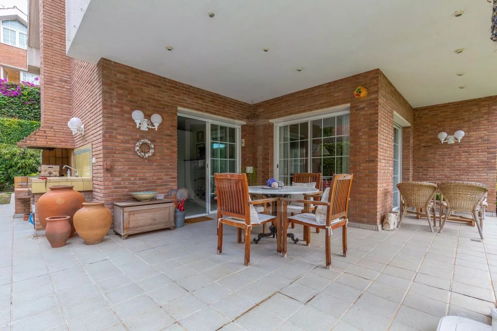 Property photo 2 of 53