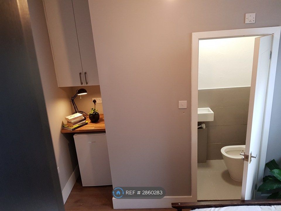 Property photo 2 of 8 Ensuite +Fridge