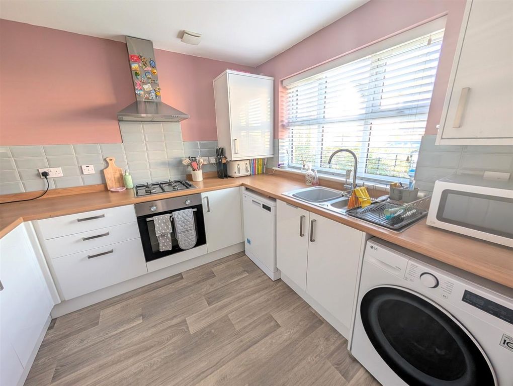 Property photo 3 of 16 Fitted Kitchen A.Jpg