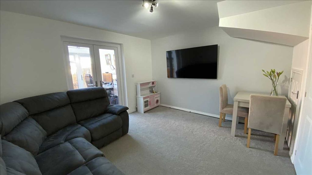 Property photo 2 of 11 Lounge