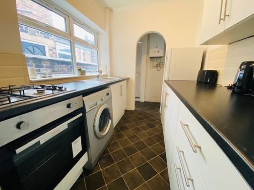 Property photo 3 of 8 Kitchen