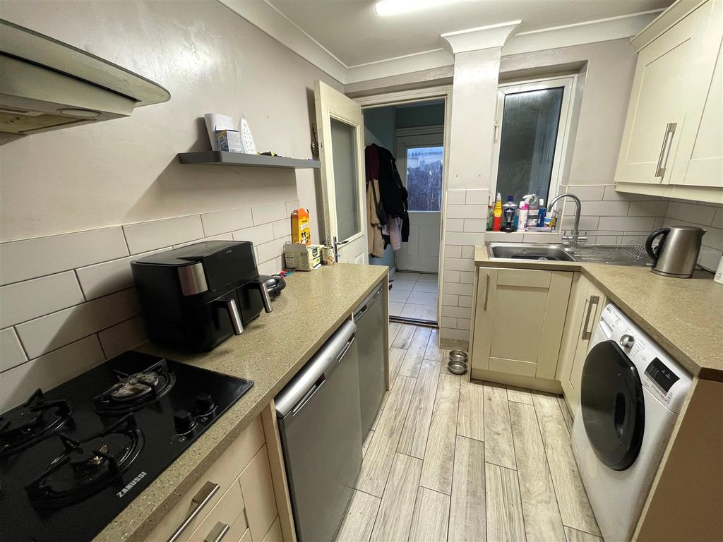 Property photo 3 of 13 Kitchen