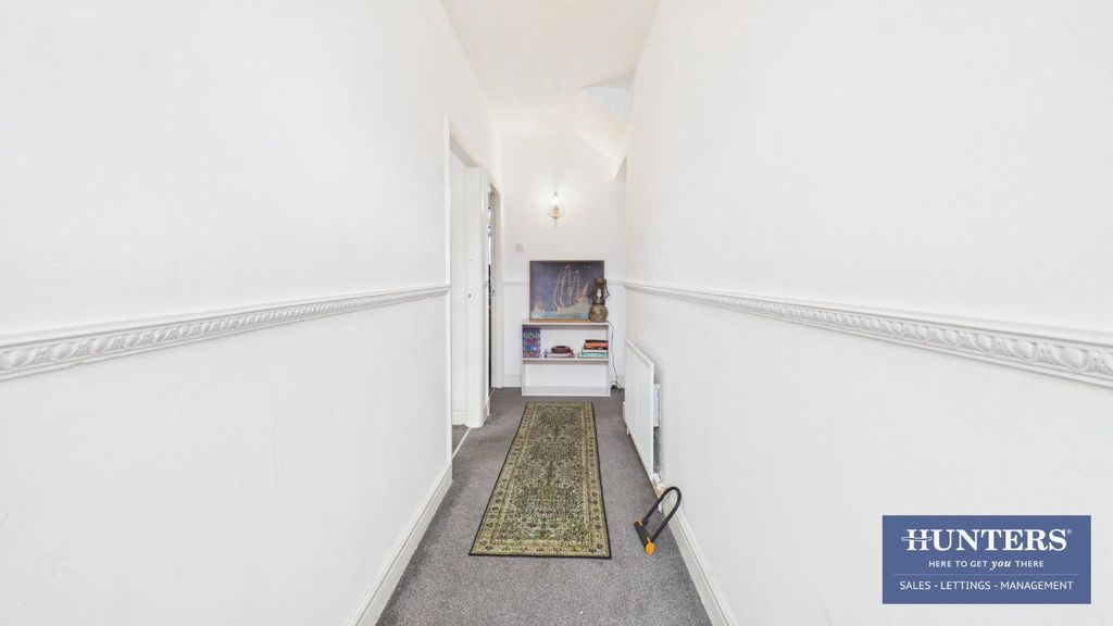 Property photo 3 of 11 Hallway