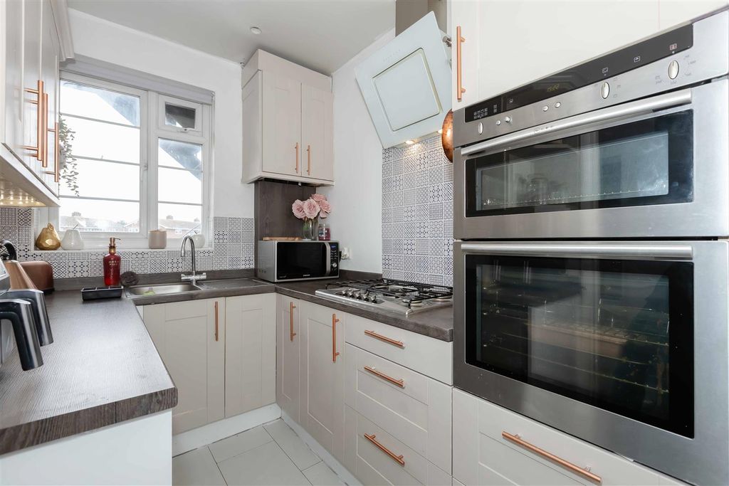 Property photo 3 of 9 Strand Parade_2.Jpg