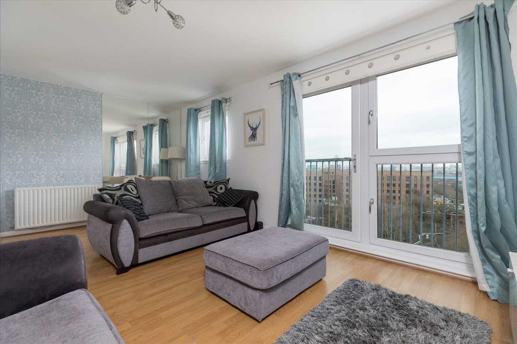 Property photo 3 of 19 Lounge