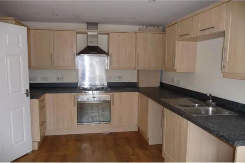 Property photo 3 of 8 Kitchen