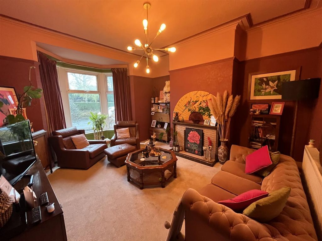 Property photo 2 of 17 Lounge