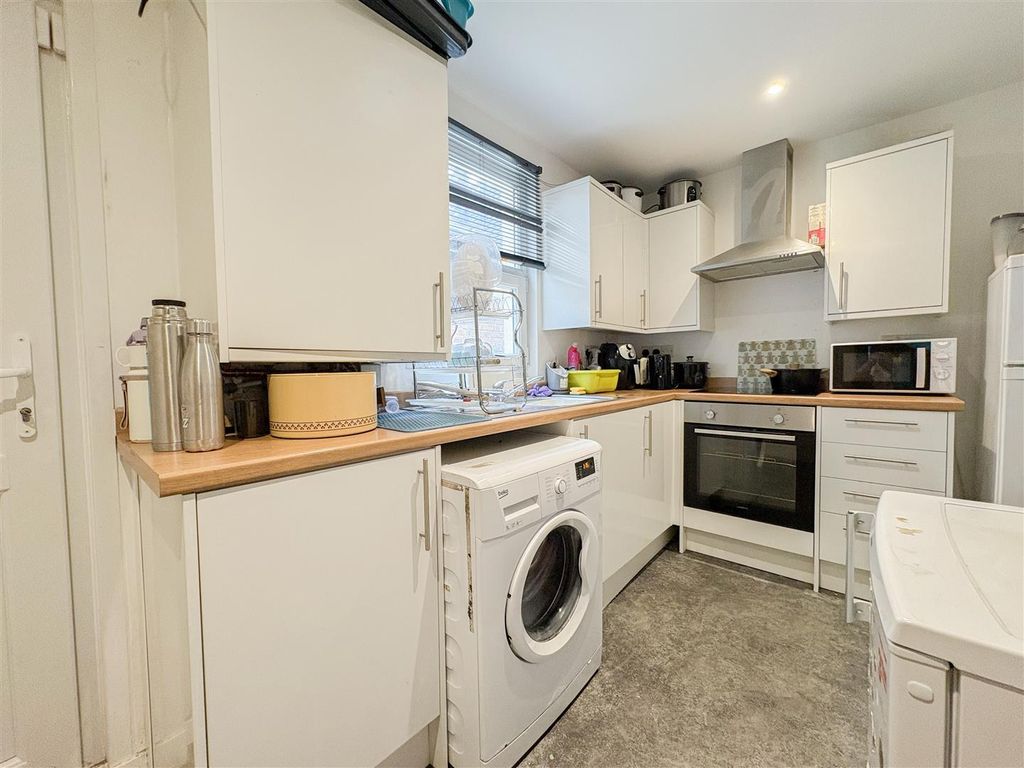 Property photo 3 of 19 Kitchen