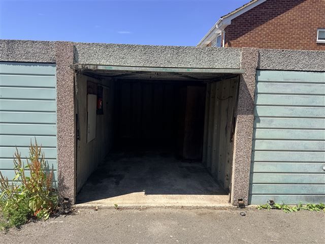Property photo 1 of 4 Garage