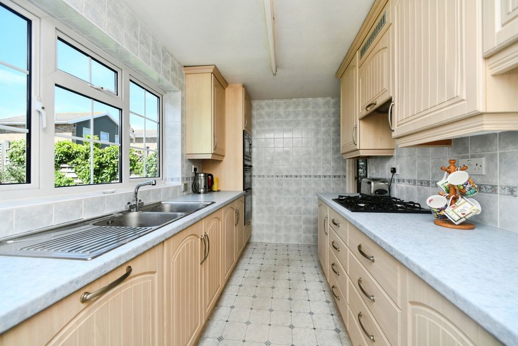 Property photo 3 of 20 Kitchen