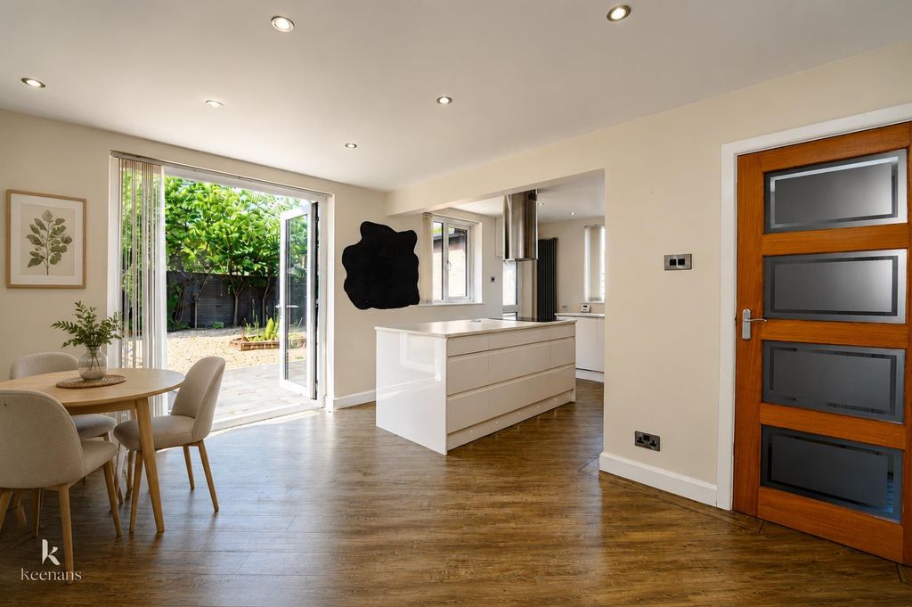 Property photo 2 of 32