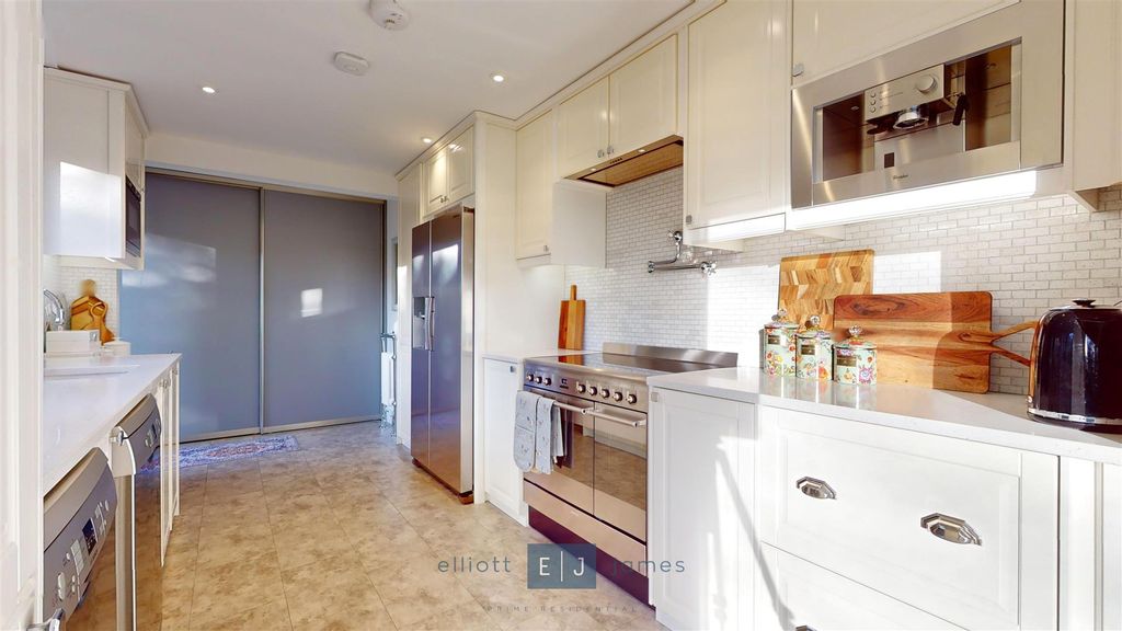 Property photo 2 of 31