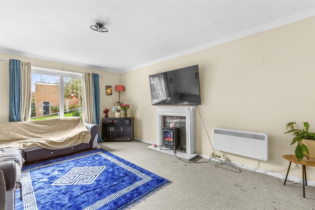 Property photo 2 of 11 6 Castleview Gardens, Hp12 3Ud-4.Jpg