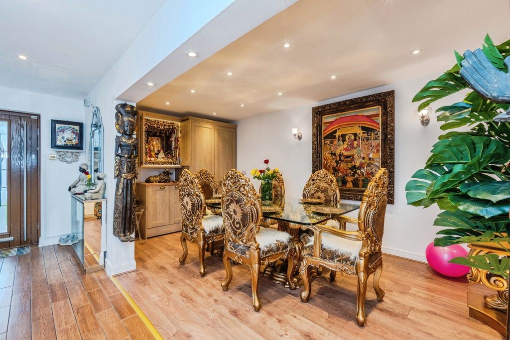 Property photo 3 of 17 Dining Room