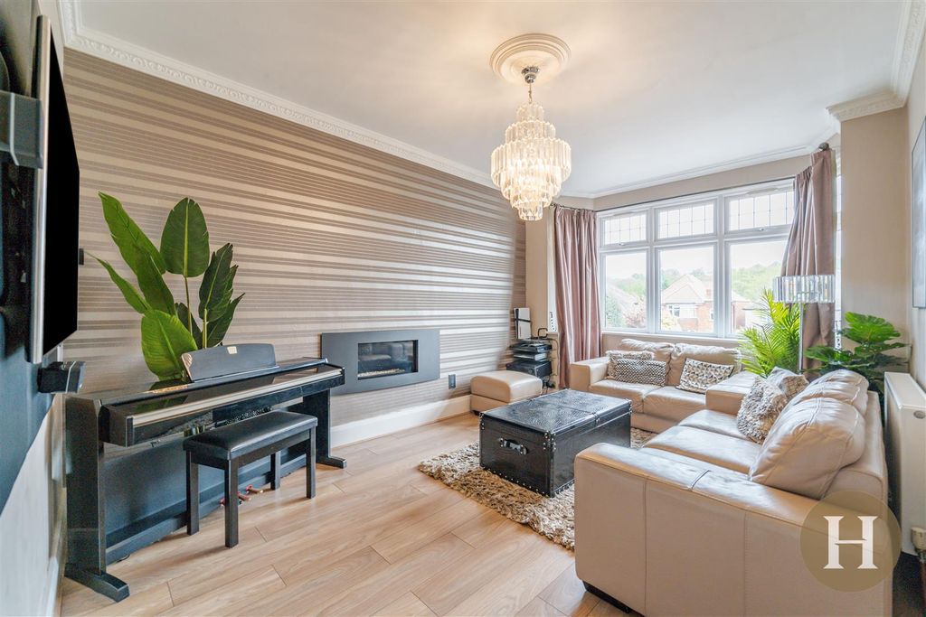 Property photo 2 of 39 Hadleigh Estate Agents-6.Jpg