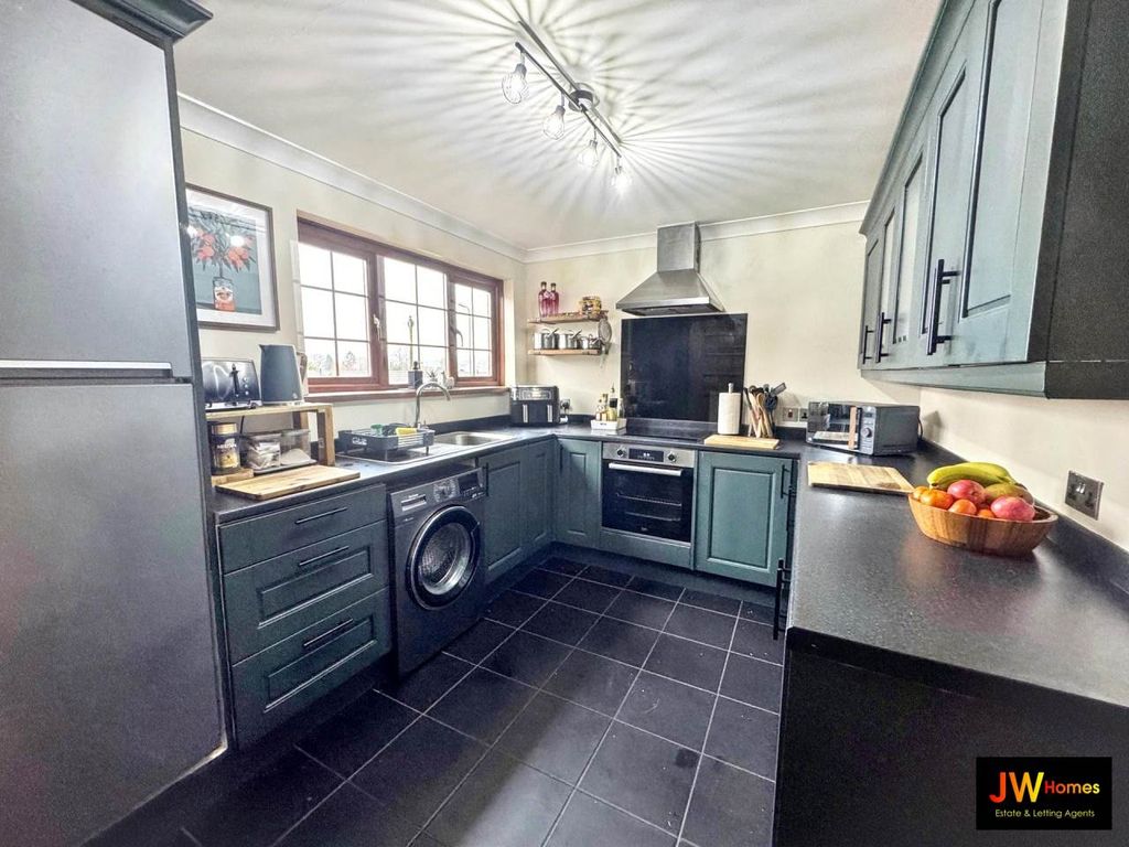 Property photo 2 of 14 Kitchen (8)