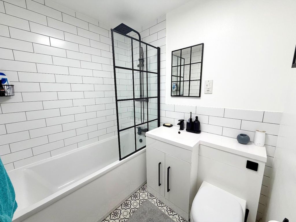Property photo 2 of 10 Bathroom