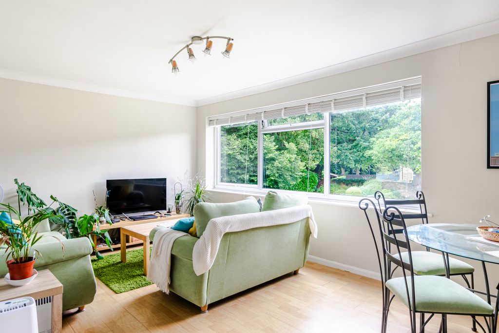 Property photo 2 of 17 Lounge1