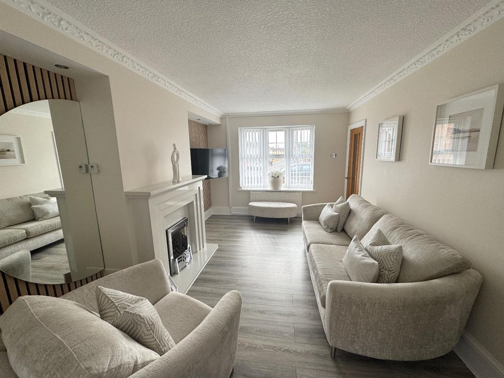 Property photo 3 of 15 Lounge
