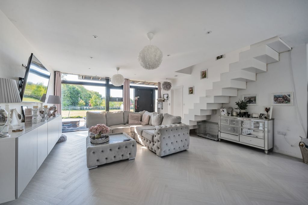 Property photo 2 of 24 Picture No. 53