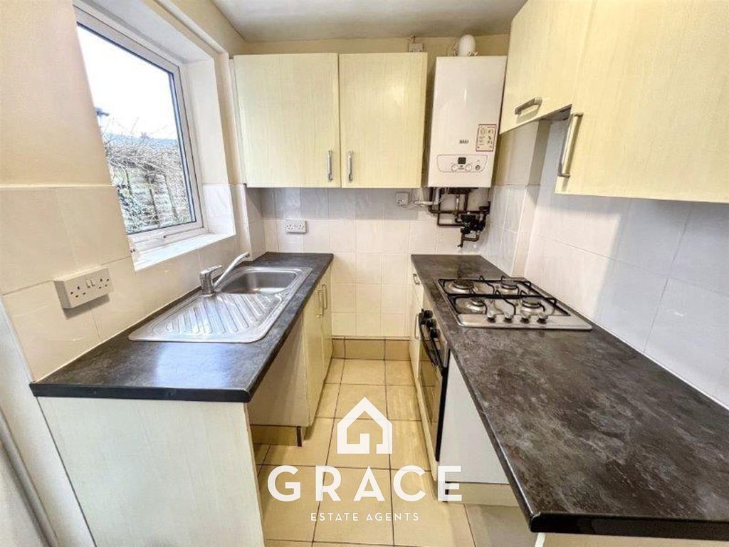 Property photo 3 of 9 46 Windsor Rd (3).Jpg