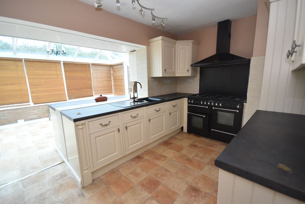 Property photo 2 of 18 Kitchen