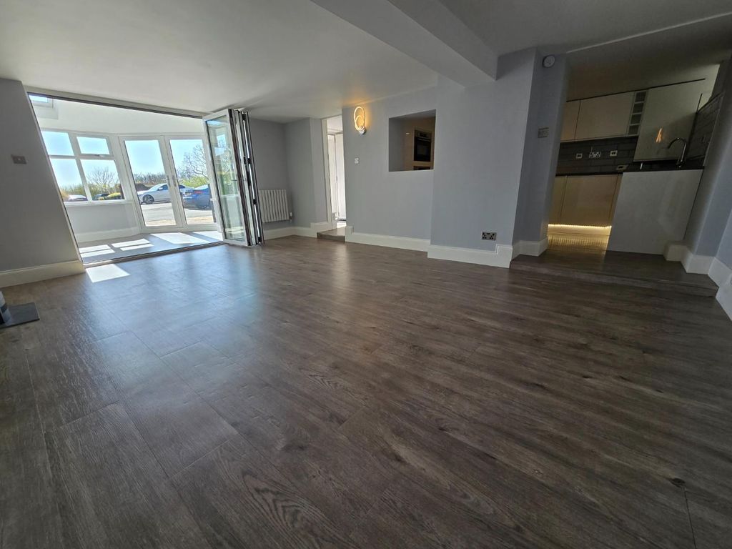 Property photo 3 of 17 Lounge