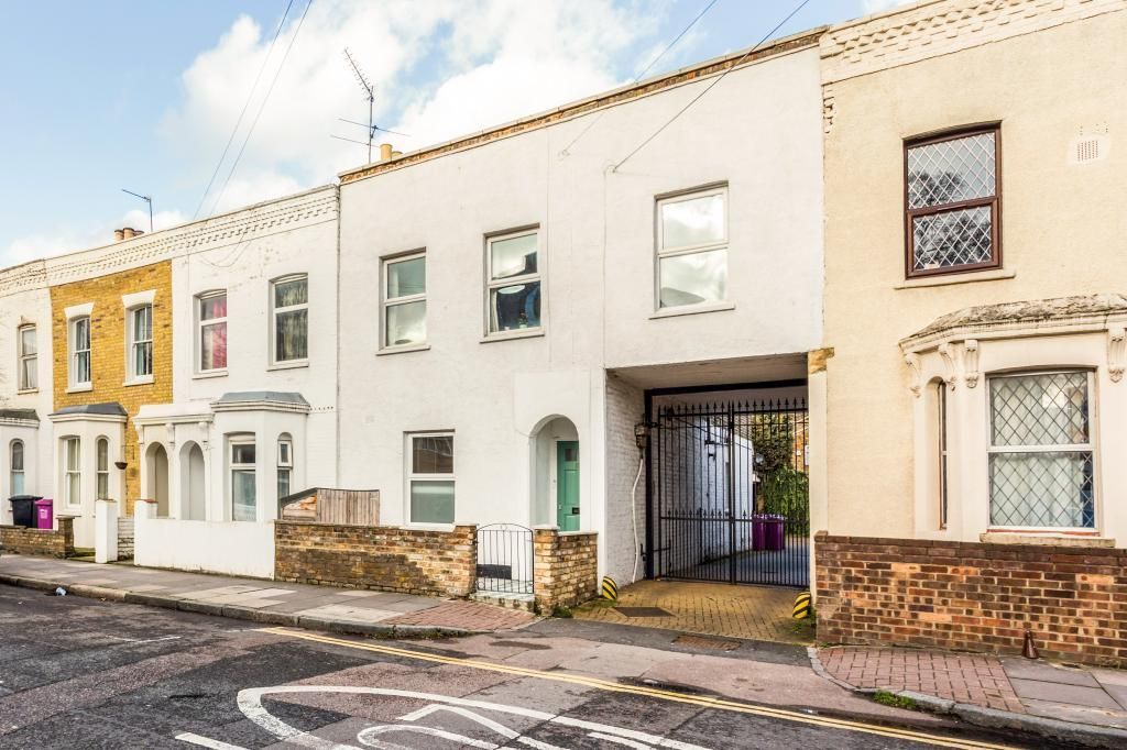 Property photo 1 of 9 Bow Common Lane