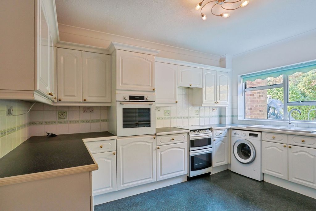 Property photo 3 of 19 Kitchen