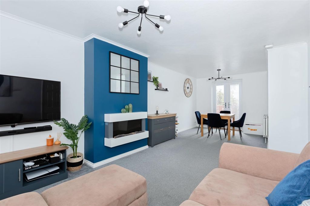 Property photo 2 of 16 Roedean Rd_12.Jpg