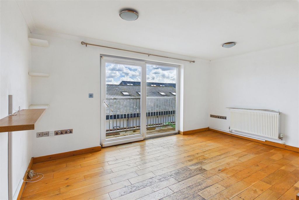 Property photo 2 of 15 Lounge