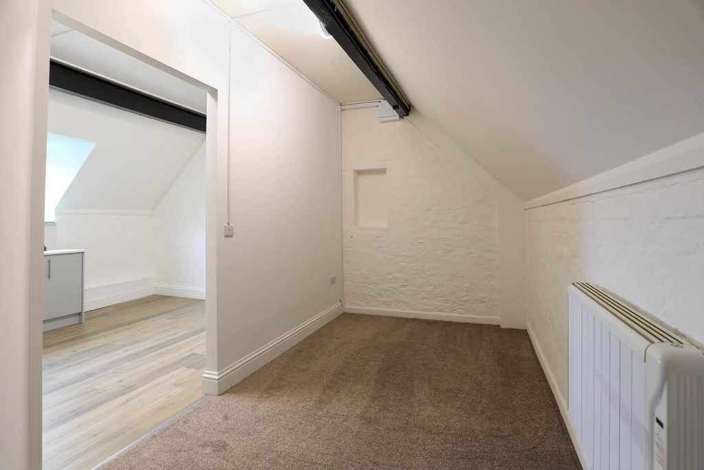 Property photo 1 of 8 Loft