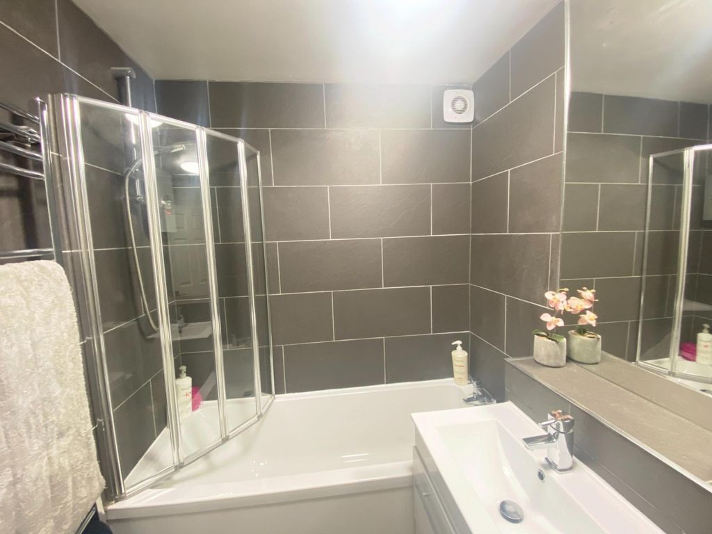 Property photo 2 of 9 Bathroom