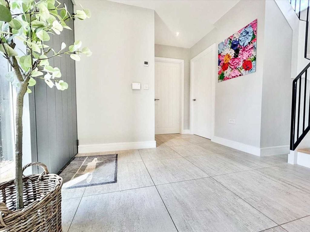 Property photo 3 of 25 Entrance Hallway