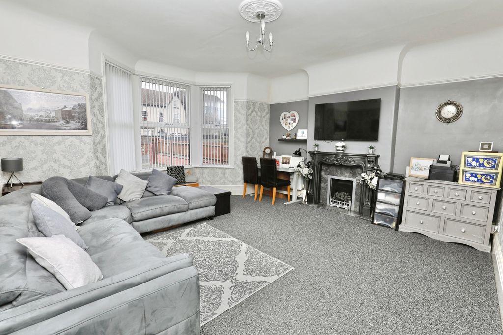 Property photo 3 of 19 Lounge